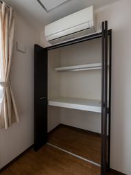 収納とエアコンのある居室