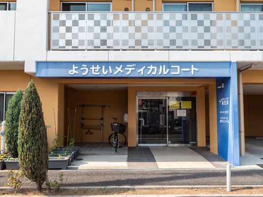 入口とロゴのエントランス