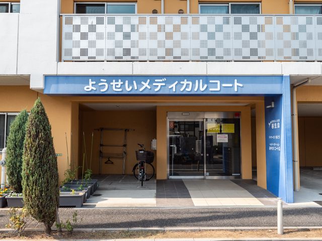 入口とロゴのエントランス 外観 開放的なエントランスは明るく、訪れる方々を温かく迎え入れています。清潔感があり安心して毎日を過ごせる環境が整っています。
