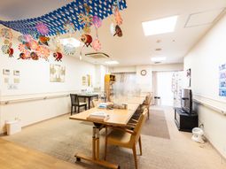 暖かい雰囲気のダイニング空間