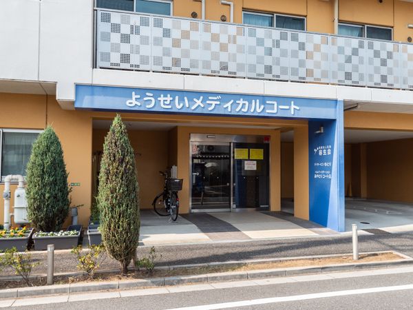エントランスの明るい建物