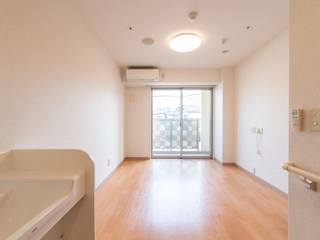 居室のきれいな空間 居室 光が差し込む広々とした居室です。個々のニーズに応じて家具の配置ができ、快適な生活空間を作ることができます。