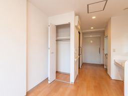 明るい居室の一角