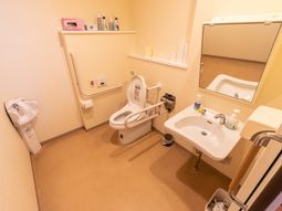 バリアフリーのトイレ空間