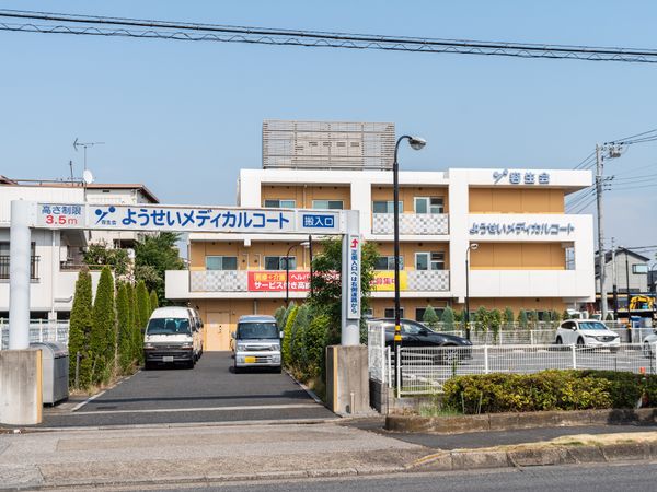 明るい日差しの外観