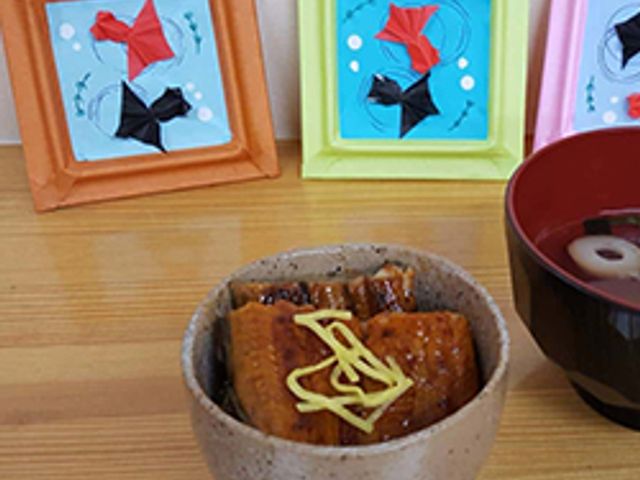明るい和室の風景 和室 ゆったりとした和室で、壁には折り紙の飾りがあります。和やかな雰囲気の中で日々の生活を送れます。