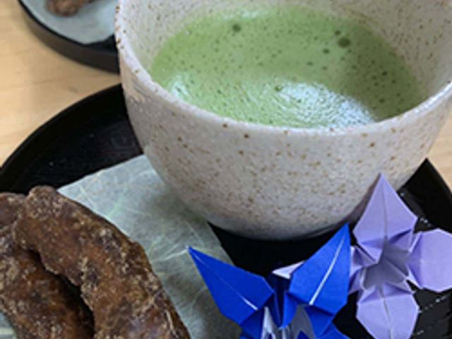 お抹茶と和菓子のセット ダイニングルーム お手製の和菓子と共に、和やかなひと時を楽しむことができるダイニングスペースです。
