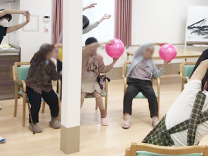 体操する人々の室内