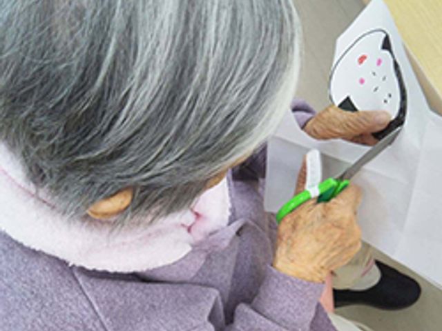 手芸を行う居室 居室 落ち着いた色合いの居室で、手先の器用さを生かし細やかな工芸活動に取り組む方の姿が見受けられます。