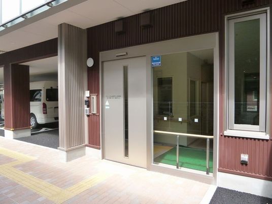 エントランスの自動ドア
