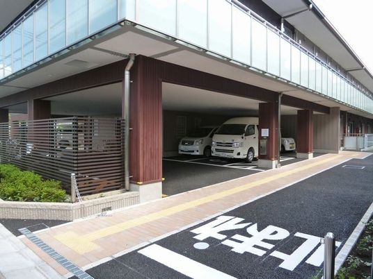 駐車スペースのあるエントランス