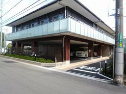 ガレージ付き施設外観
