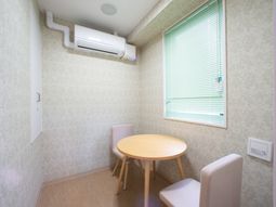 明るい部屋の机と椅子