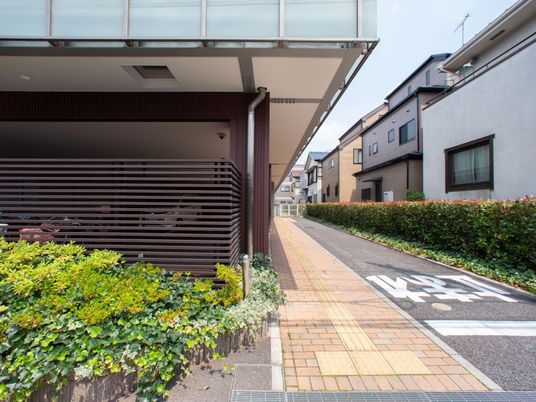 明るい日差しが差し込む廊下