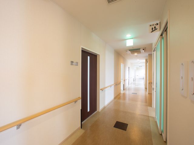 明るい廊下の一部 通路 廊下は手すりが整備され、ゆったりと歩行できる広々とした造りです。清潔感あふれる環境で働けます。
