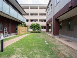 広々中庭と建物の外観