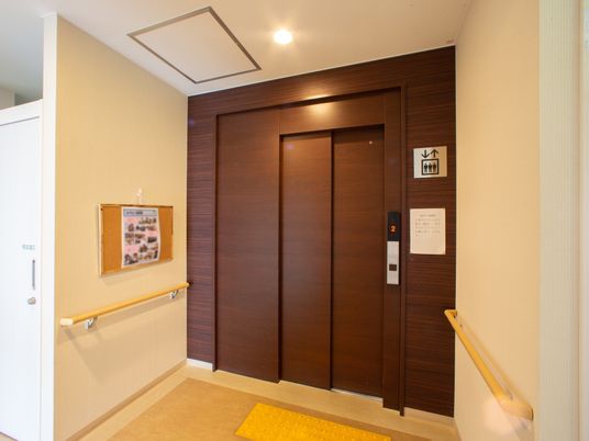 エレベーターと案内板