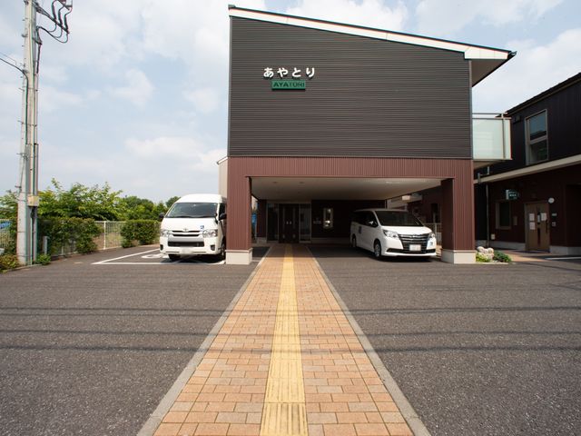 エントランスの洗練された外観 駐車場 ゆとりのあるエントランスは、スタッフと来訪者の快適な出迎えに配慮しています。車両の乗り入れもスムーズで安全な設計となっております。