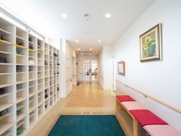 清潔な廊下と掲示物