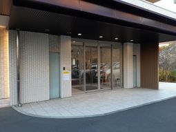 開放的な施設エントランス