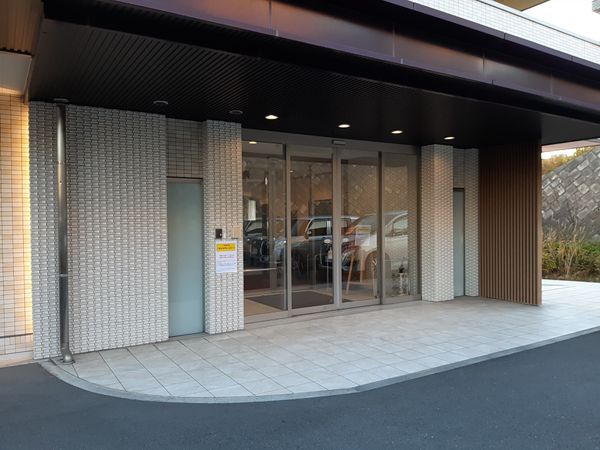開放的な施設エントランス