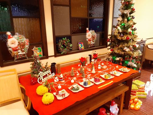 装飾された施設の食堂