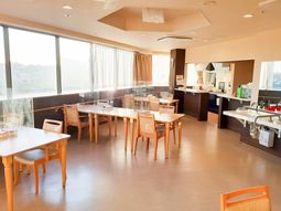 明るい共用ダイニング