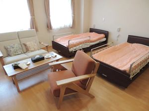 ベッドとソファの居室  
