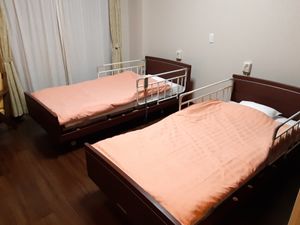 2台ベッドのある部屋