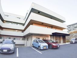施設外観と駐車場
