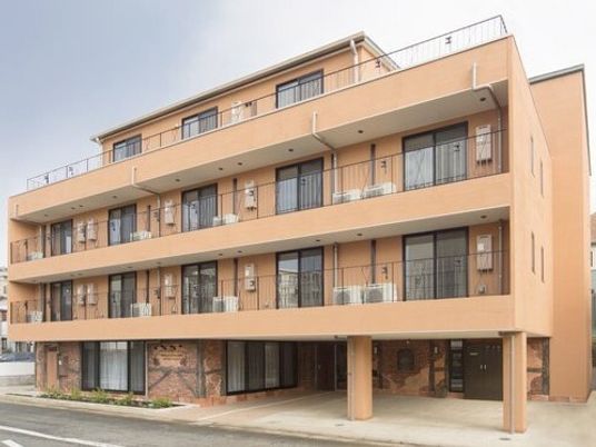 オレンジの外観の建物