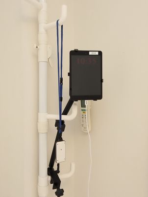 白い杖とタブレット