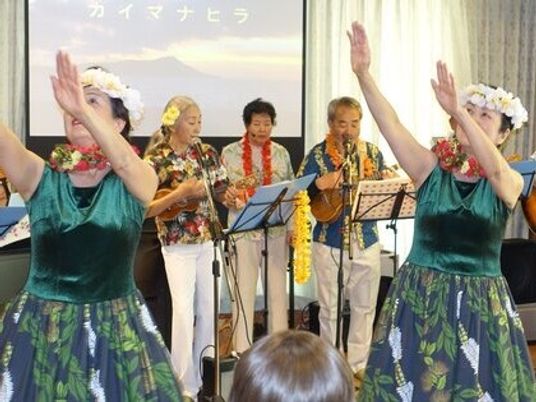 フラダンスする集団