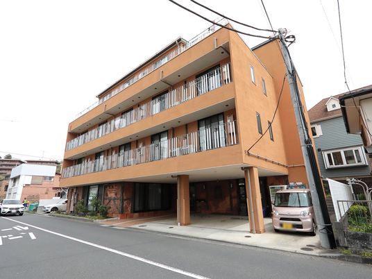 オレンジ色の建物の外観