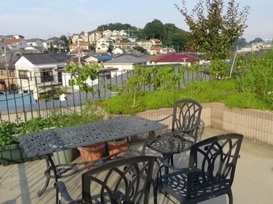 屋外テーブルと椅子のテラス