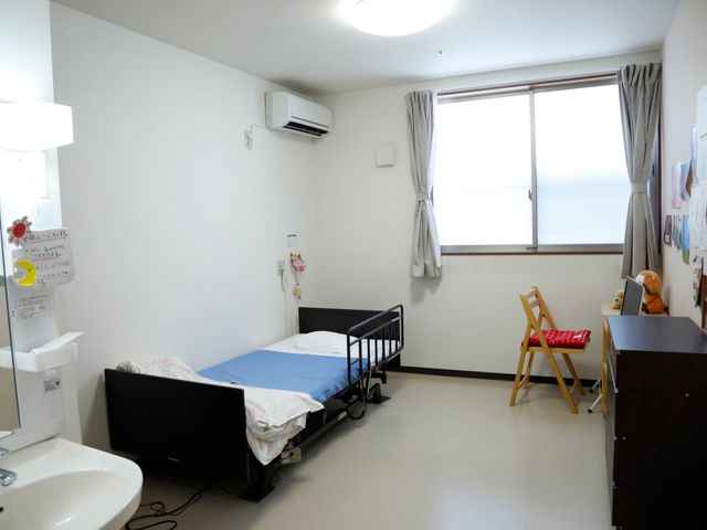 清潔な個室の居室 居室 広々とした個室は自由に時間を過ごせて、窓からの光が心地よい。個々のニーズに合わせた家具配置も可能です。