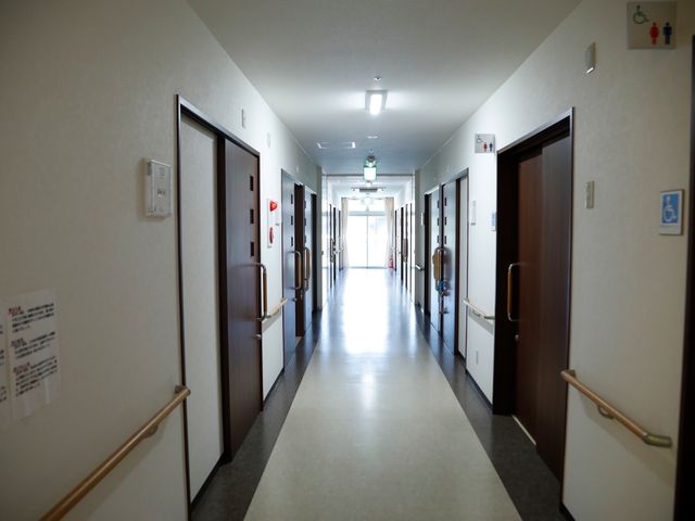 清潔感ある明るい廊下 廊下 手すりが設置されたゆったりした通路で、どなたでも安心してお過ごしいただけます。安全と快適さを考慮した設計が特長です。