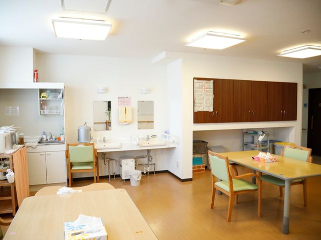 清潔な食堂の一角 共有スペース 明るく清潔なスペースで、共有の食事エリアが心地よい環境を提供しており、作業がはかどるキッチンも完備しています。