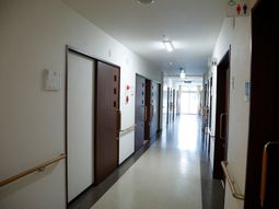 明るい施設の廊下