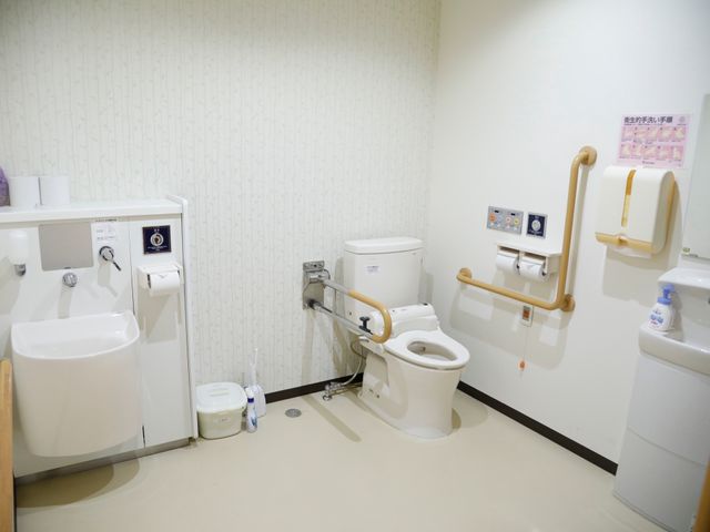 バリアフリーの清潔なトイレ トイレ 手すり付きで広々とした快適なトイレ空間です。利用者の安全と利便性を考慮した配慮が施されています。