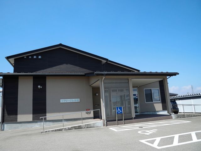 外観のシンプルな建物 外観 無駄を省いた落ち着いた色合いの建物です。バリアフリー対応のエントランスで、どなたでも安心してご利用になれます。