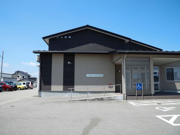 モダンな建物の外観
