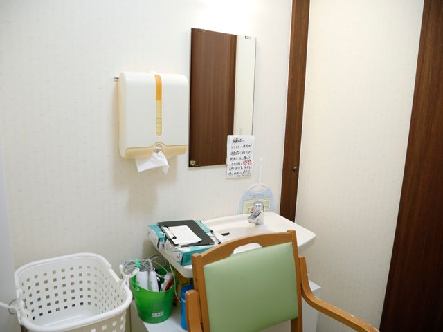 整備された洗面所 洗面台 清潔感のある洗面スペースです。手洗いやケア用品の整理に便利な棚が付いており、利用者の日常生活を支えます。