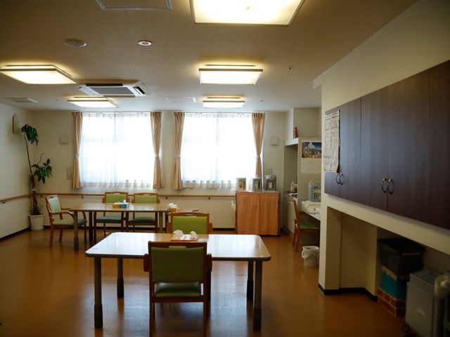 共用ダイニングの昼間 共有スペース 柔らかな光が差し込むダイニングルームで、利用者と温かな食事の時間を共にできます。ここでの仕事は、毎日の食事支援がやりがいにつながります。