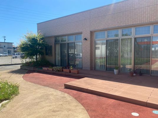 木々に囲まれた建物