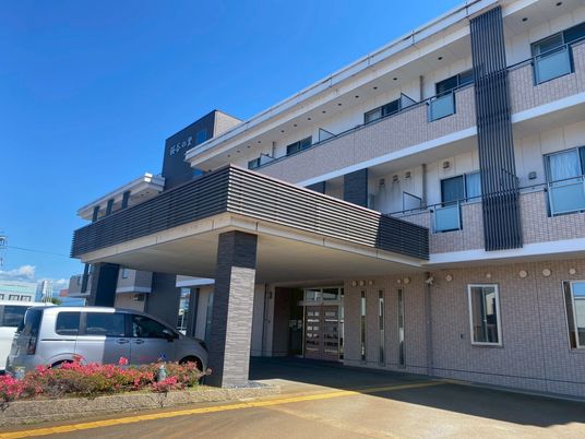 車が停まる建物前
