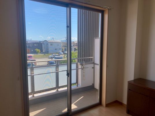 開放感ある部屋の風景