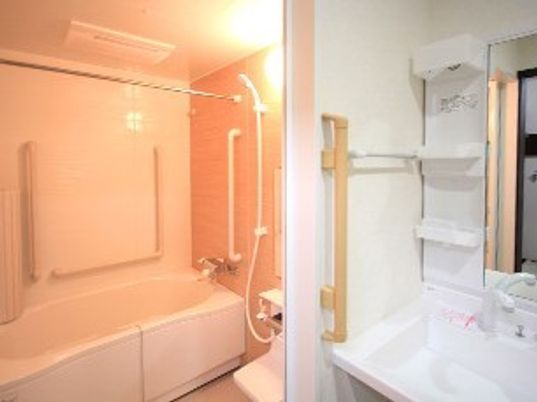 バリアフリー設計の浴室