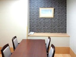 会議室テーブルと椅子