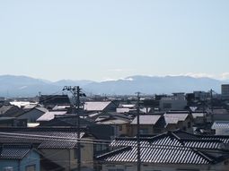 山々を望む街並み風景